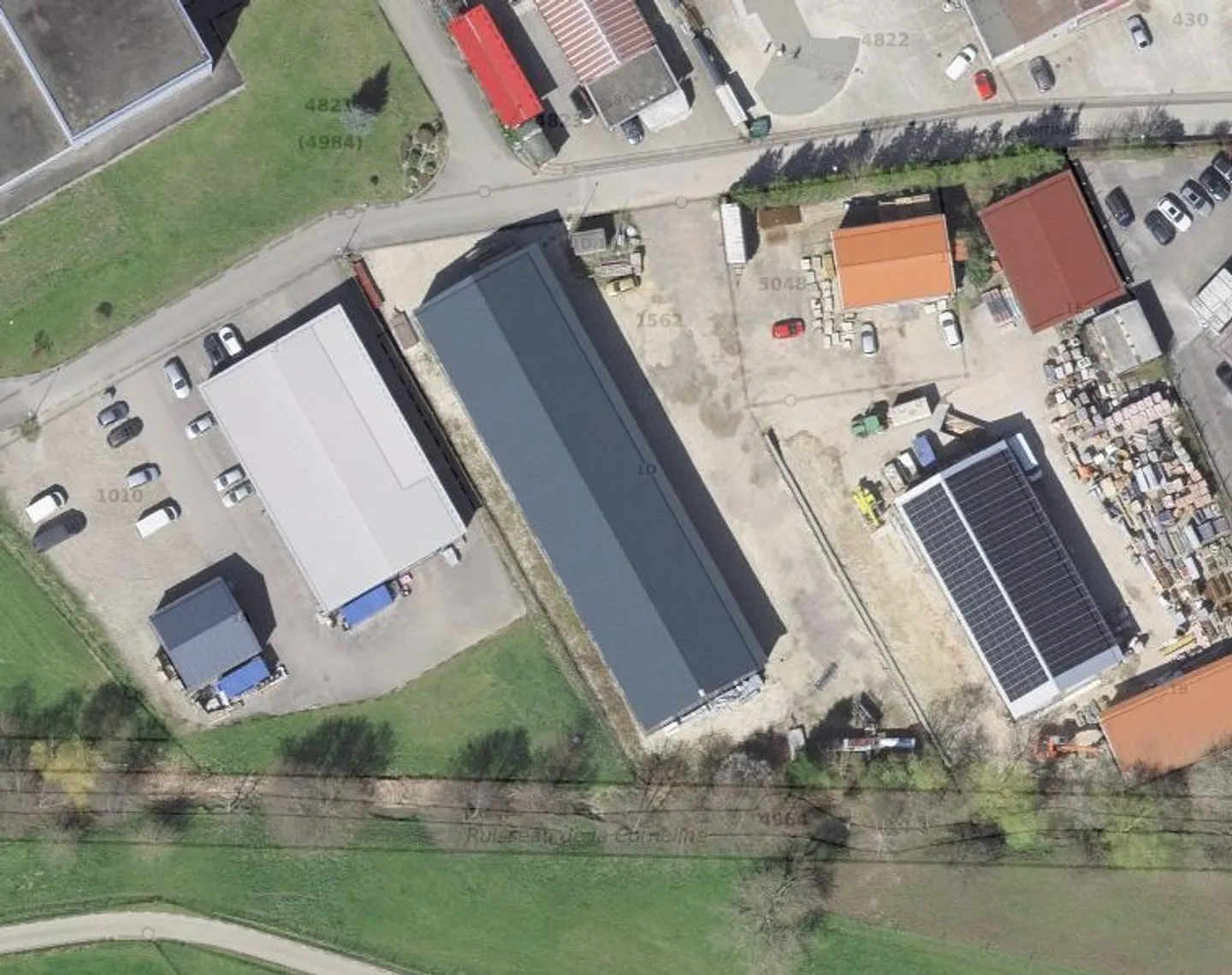 Warehouse / Workshop with sectional door? Ideal for craftsmen, storage or small activity - Photo 5 of 9