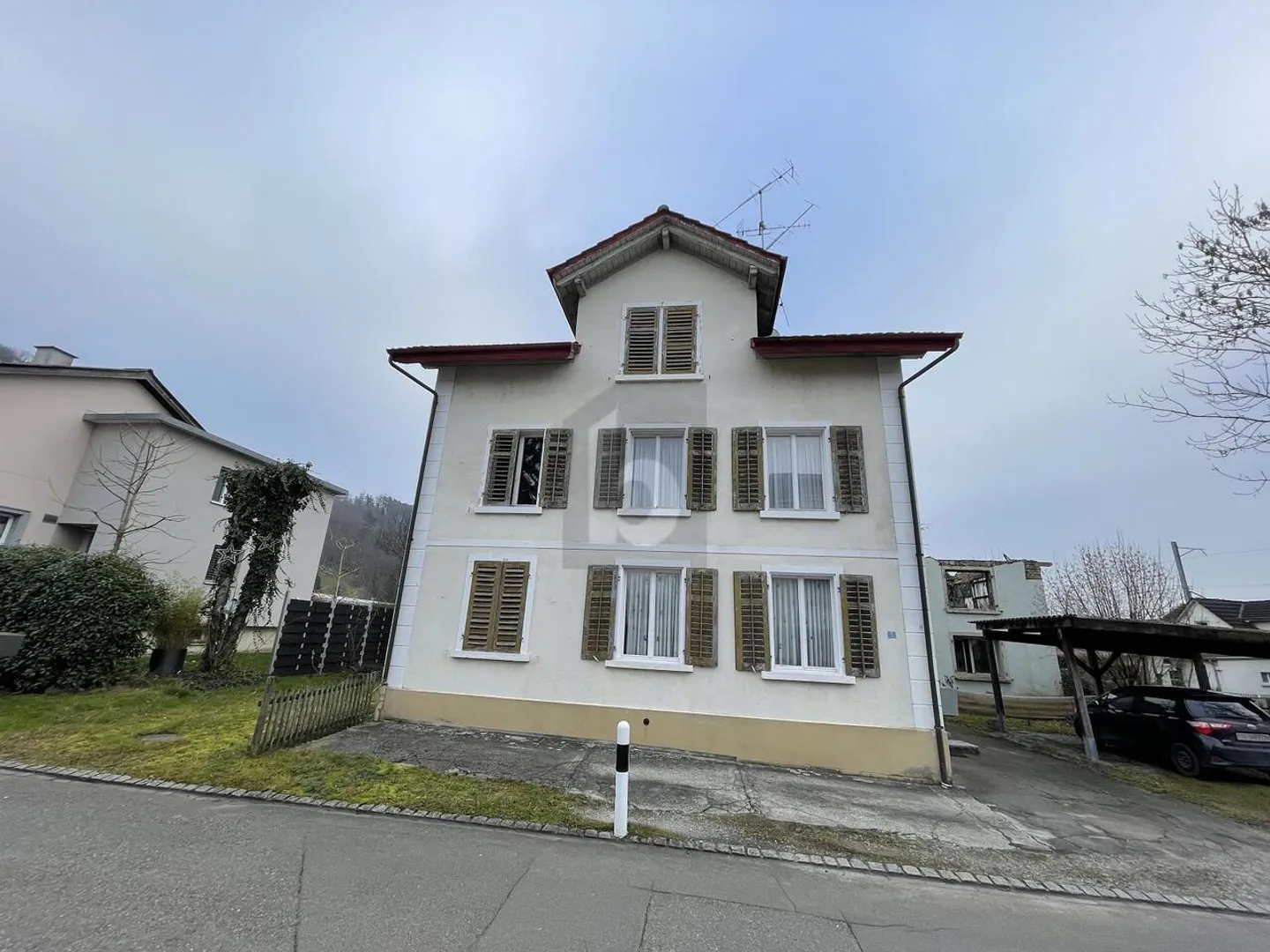 CENTRAL LOCATION WITH INTERESTING RETURN POTENTIAL - Photo 2 of 4