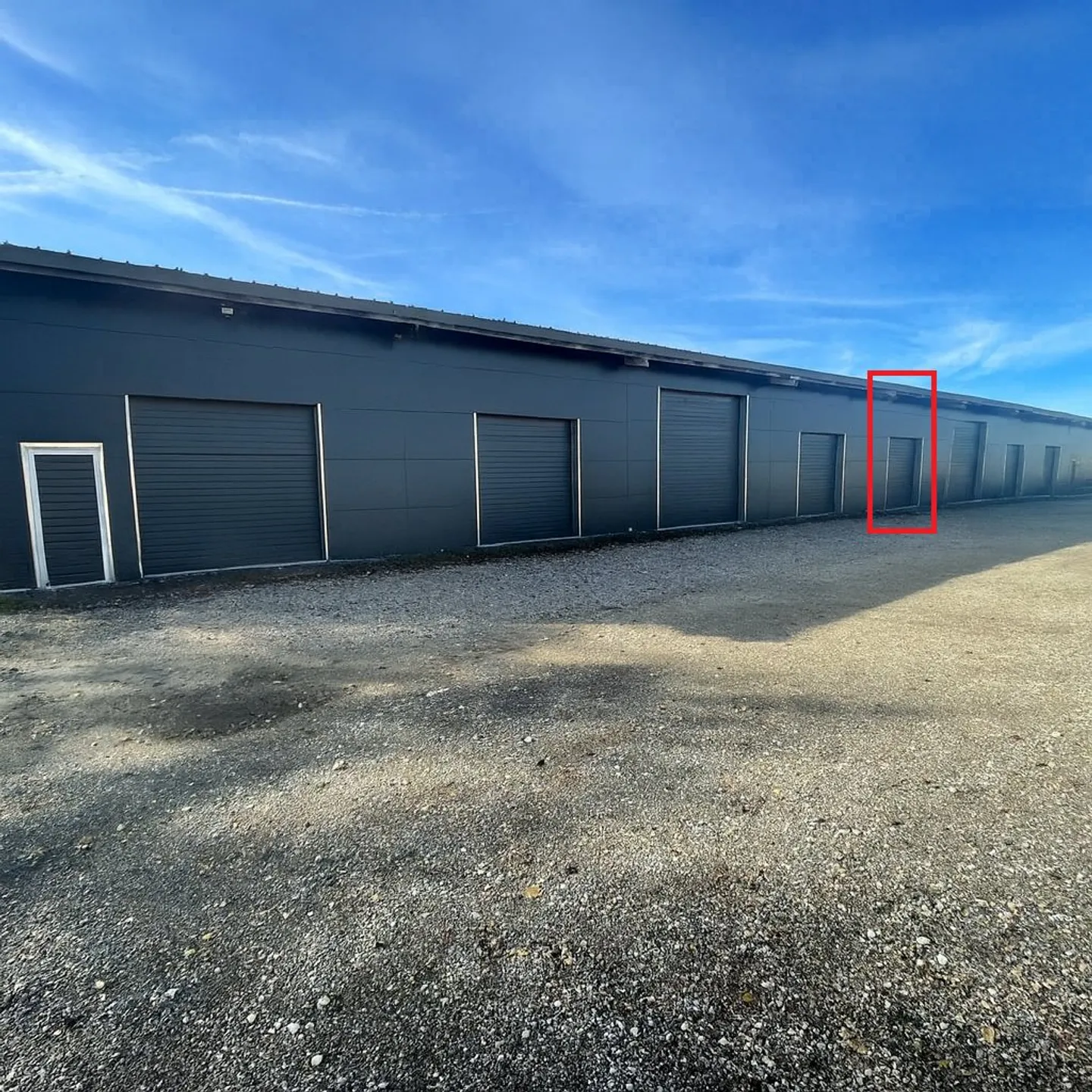 Warehouse / Workshop with sectional door? Ideal for craftsmen, storage or small activity - Photo 2 of 9