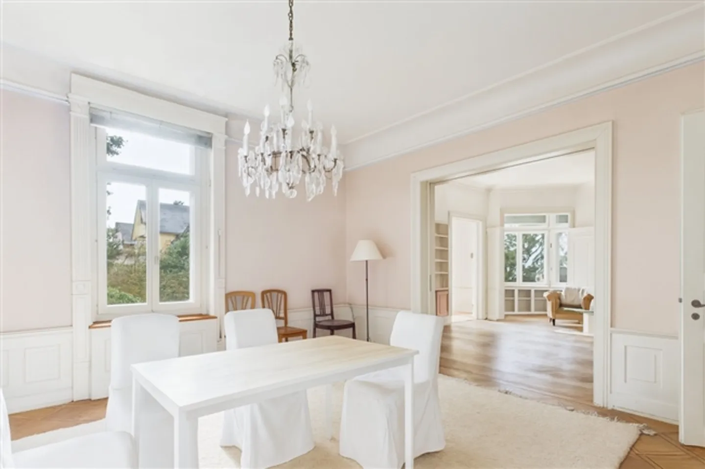 VILLA HISTORIQUE EN EMPLACEMENT EXCLUSIF AVEC UN GRAND POTENTIEL - Photo 3 sur 4