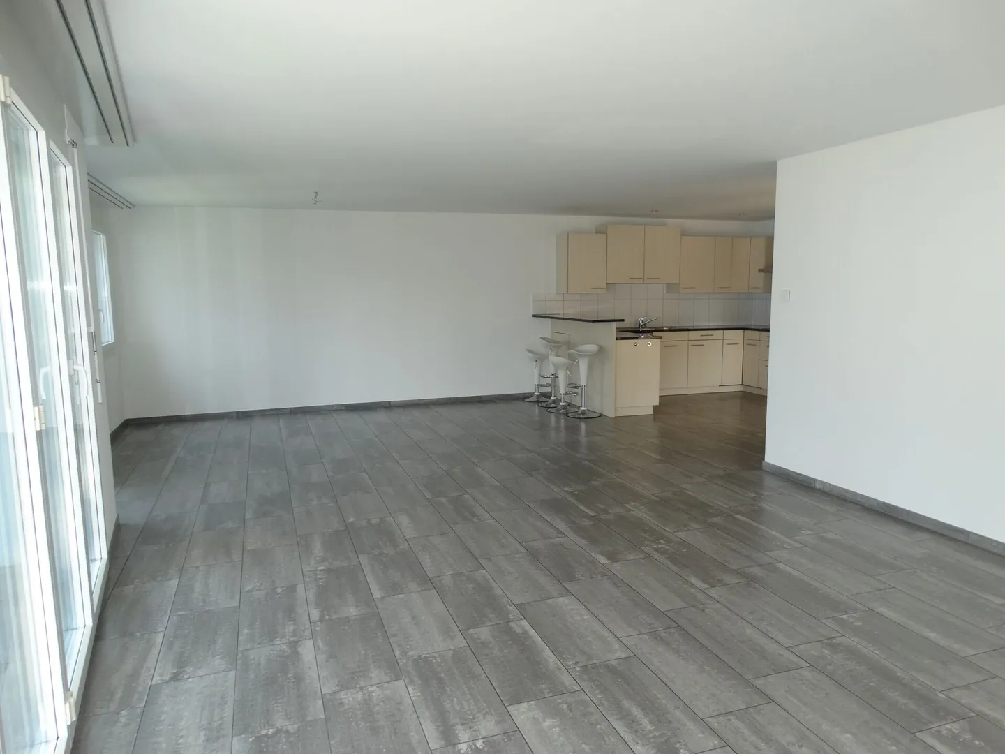 Vivre dans un standard de propriété avec cet appartement spacieux de 4,5 pièces - Photo 2 sur 11