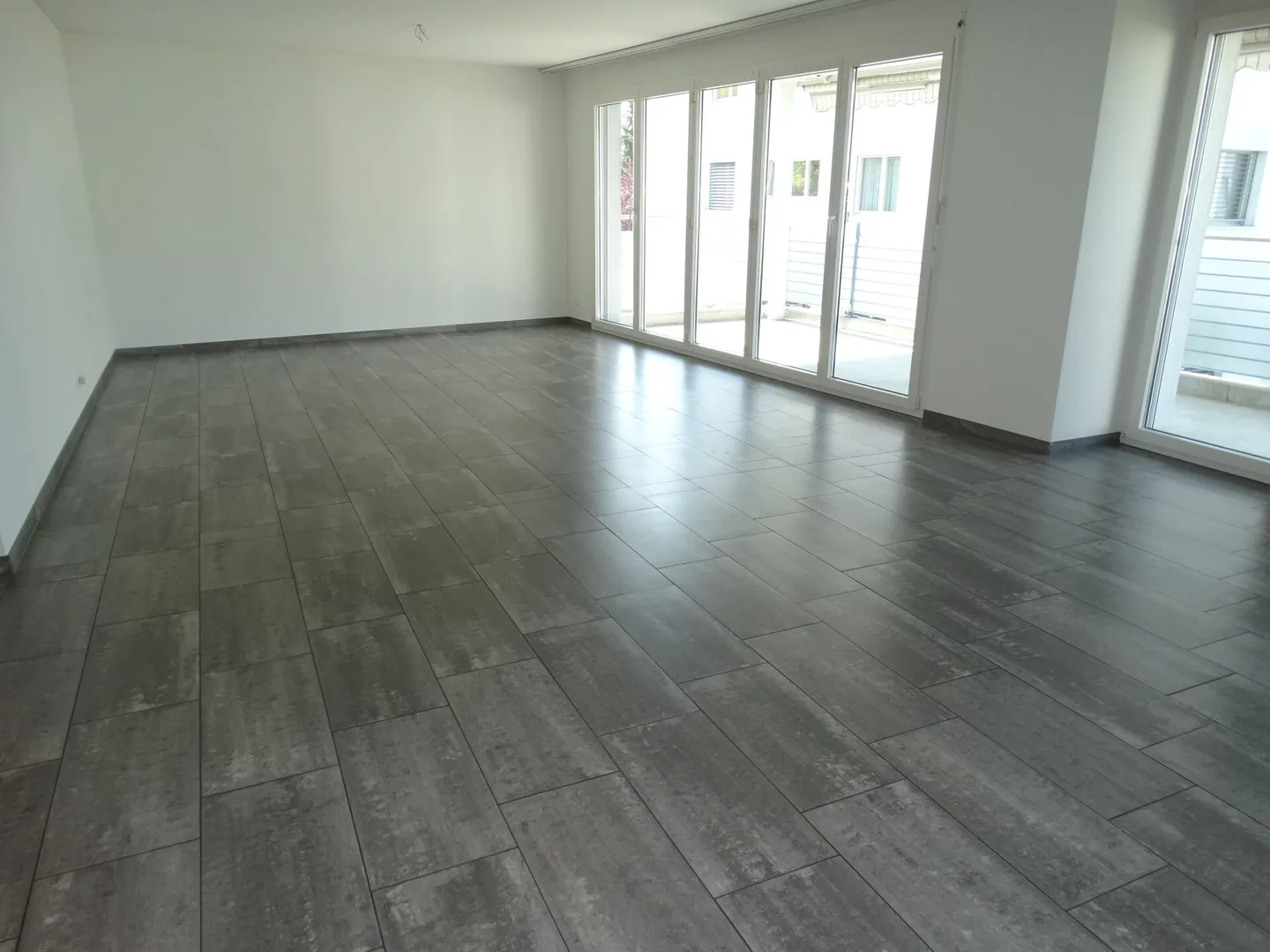 Vivre dans un standard de propriété avec cet appartement spacieux de 4,5 pièces - Photo 3 sur 11