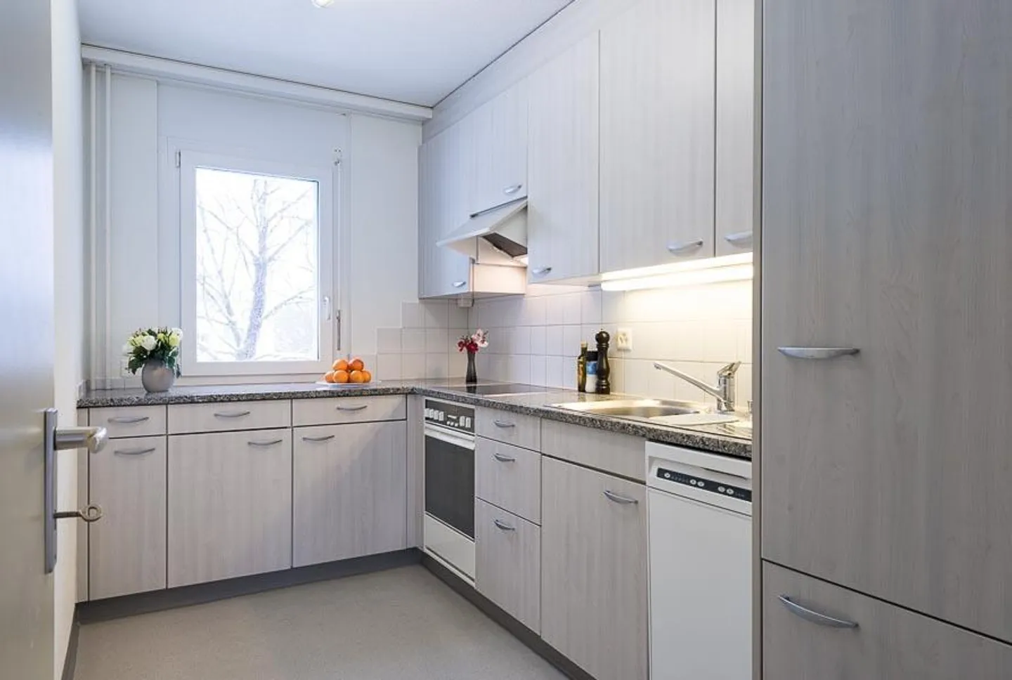 Quiet living on the mountain between Greifensee and Lake Zurich - Photo 7 of 9