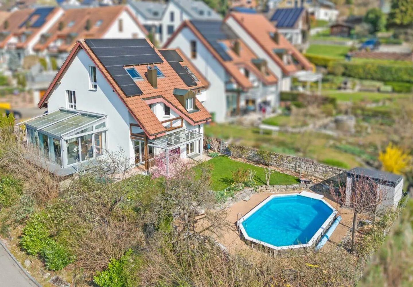 Ampia casa unifamiliare di 6,5 stanze con piscina in posizione tranquilla - Foto 1 di 16