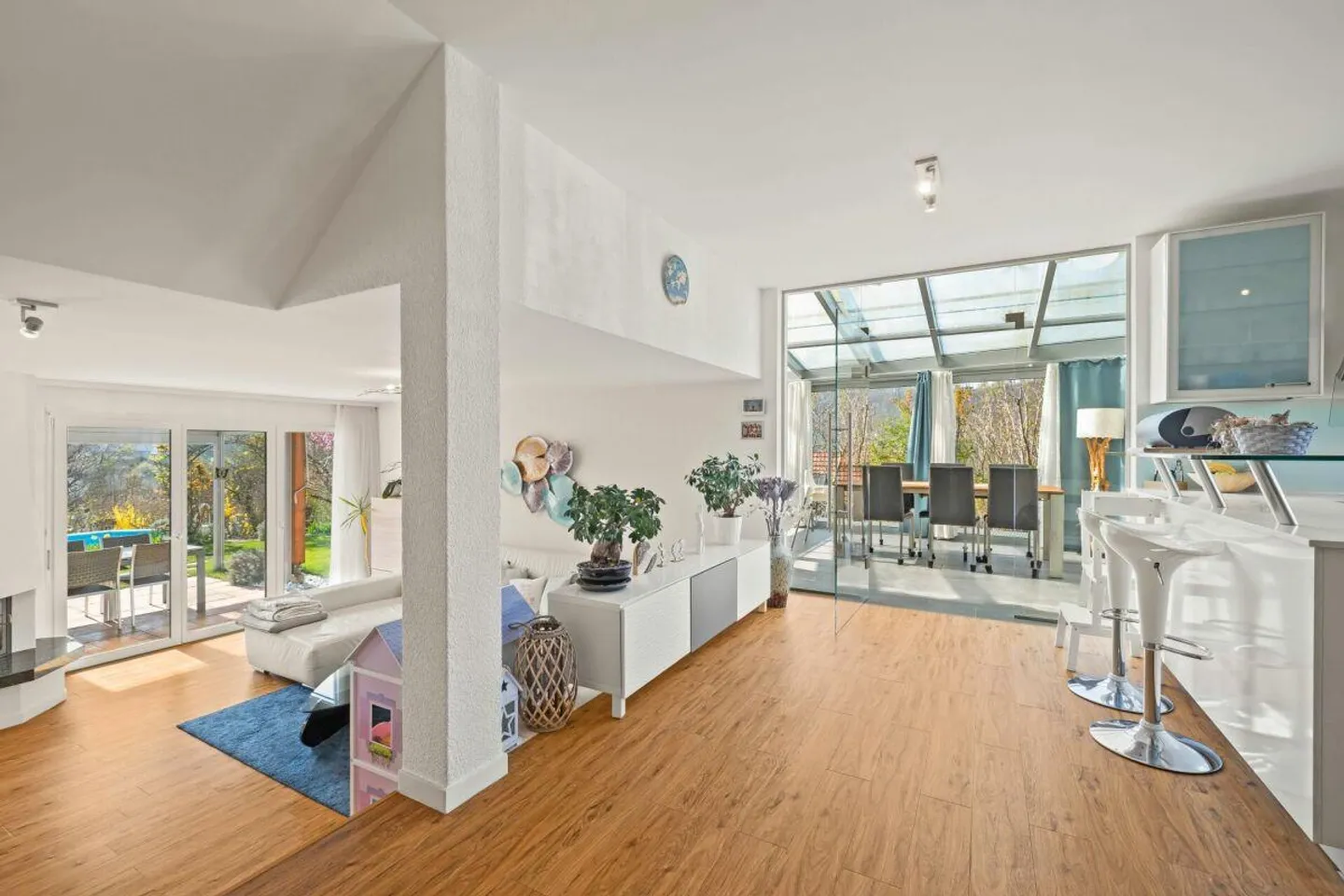 Ampia casa unifamiliare di 6,5 stanze con piscina in posizione tranquilla - Foto 2 di 16