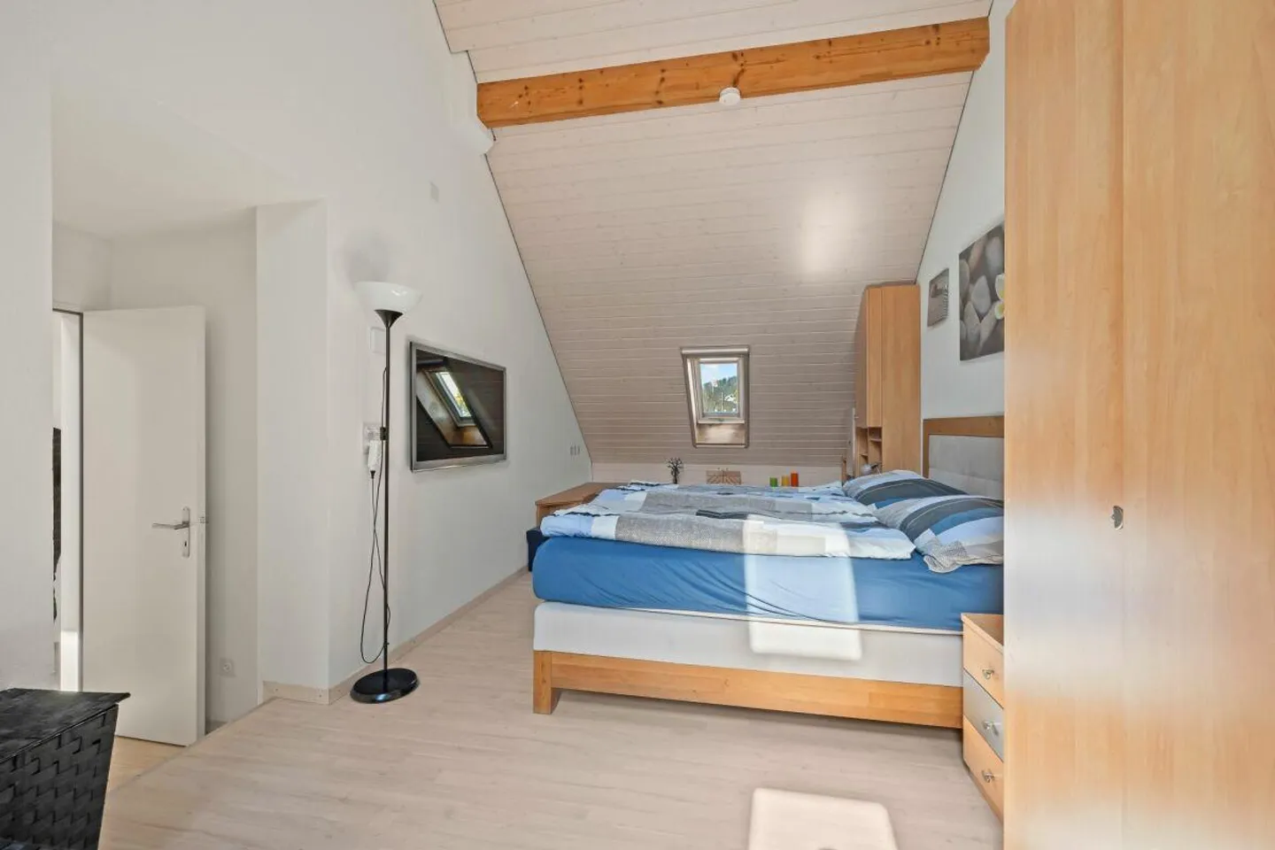 Ampia casa unifamiliare di 6,5 stanze con piscina in posizione tranquilla - Foto 9 di 16