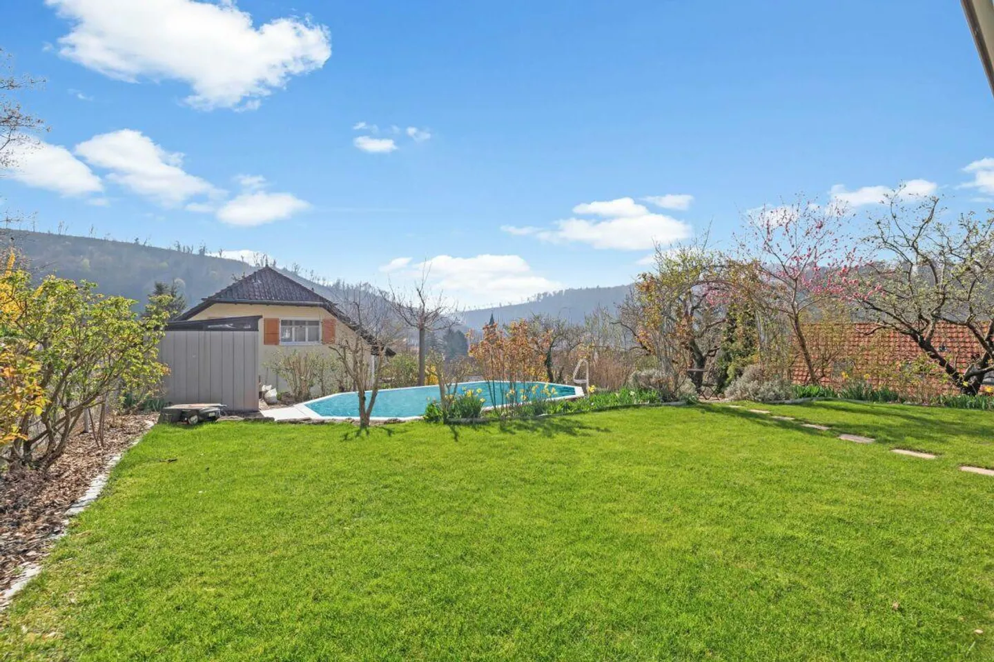 Ampia casa unifamiliare di 6,5 stanze con piscina in posizione tranquilla - Foto 14 di 16