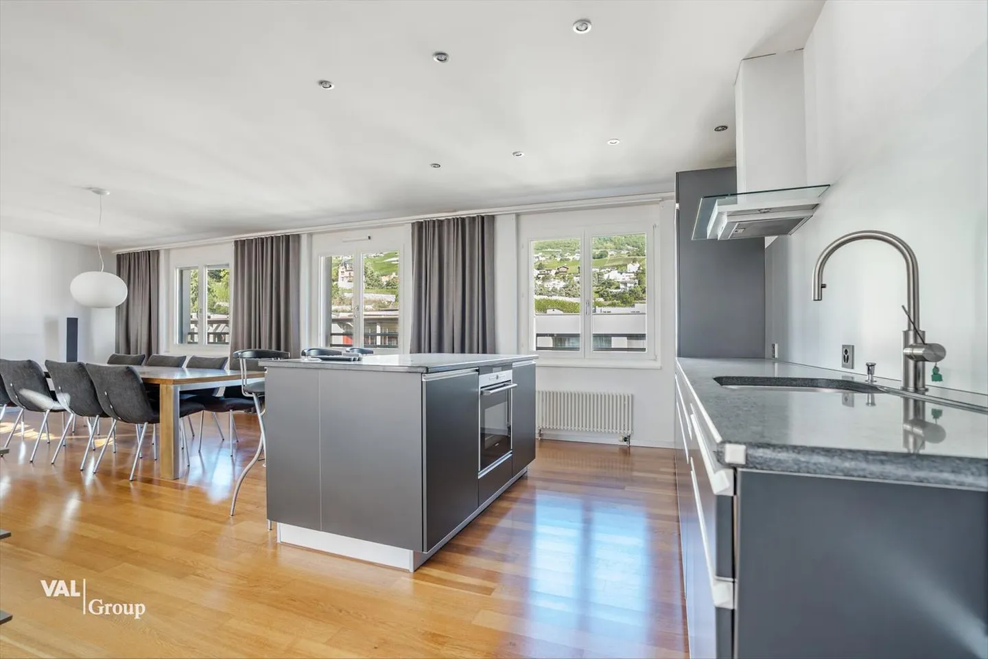 Attico duplex con terrazza sul tetto, nel cuore della città - Foto 3 di 13