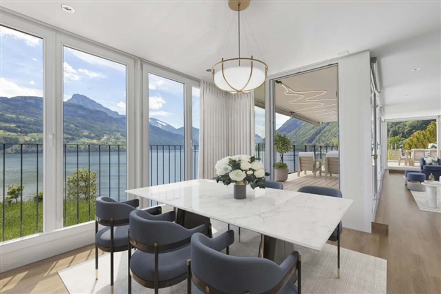 Exclusive 4-room maisonette apartment with "lake access" in Brunnen - Photo 2 of 4
