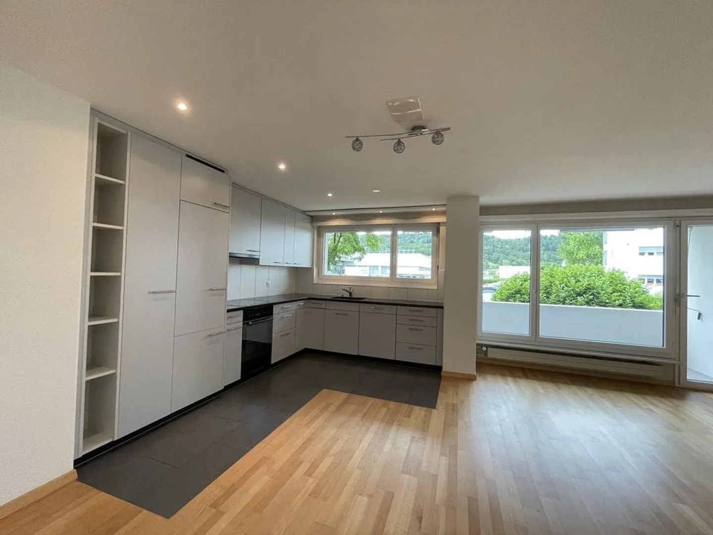 Luminoso appartamento di 3,5 stanze in una posizione tranquilla - Foto 2 di 10