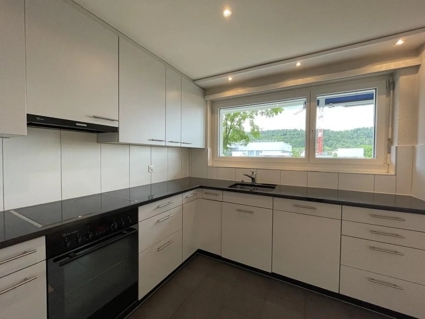 Luminoso appartamento di 3,5 stanze in una posizione tranquilla - Foto 3 di 10