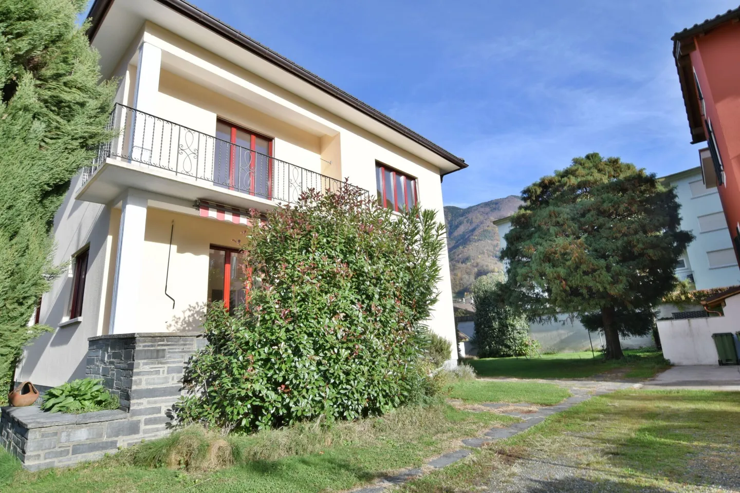 Casa unifamiliare con giardino - Foto 2 di 10