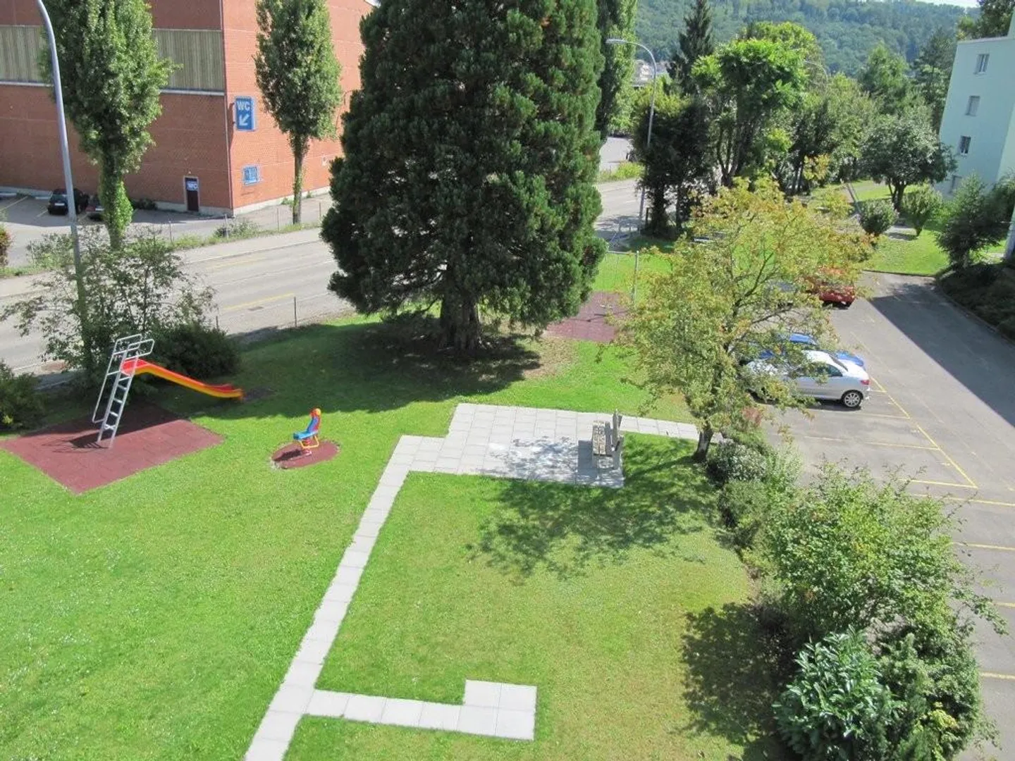 Luminoso appartamento di 3,5 stanze in una posizione tranquilla - Foto 9 di 10