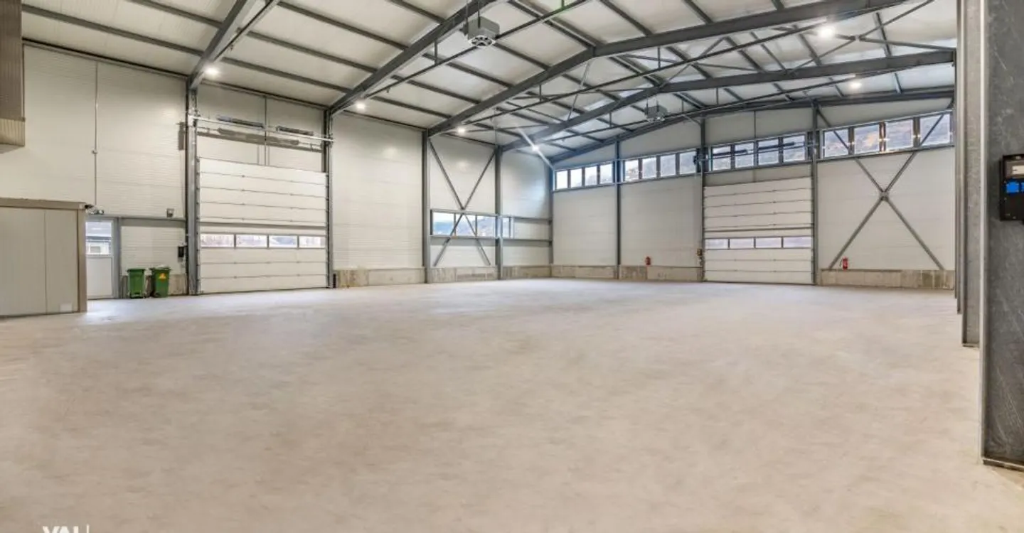 Grosszügige Lager- und Gewerbehalle an optimaler Lage für Ihr Unternehmen - Photo 1 of 10