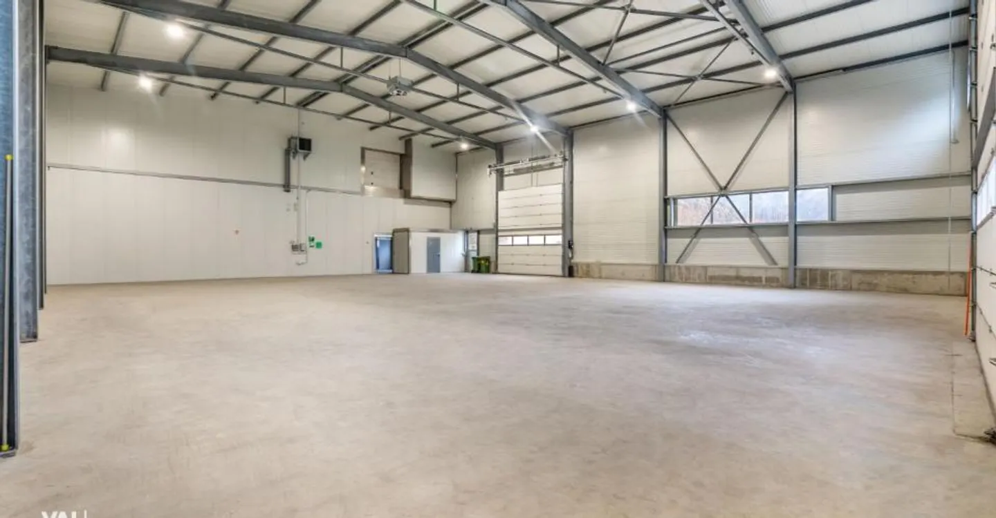 Grosszügige Lager- und Gewerbehalle an optimaler Lage für Ihr Unternehmen - Photo 2 of 10