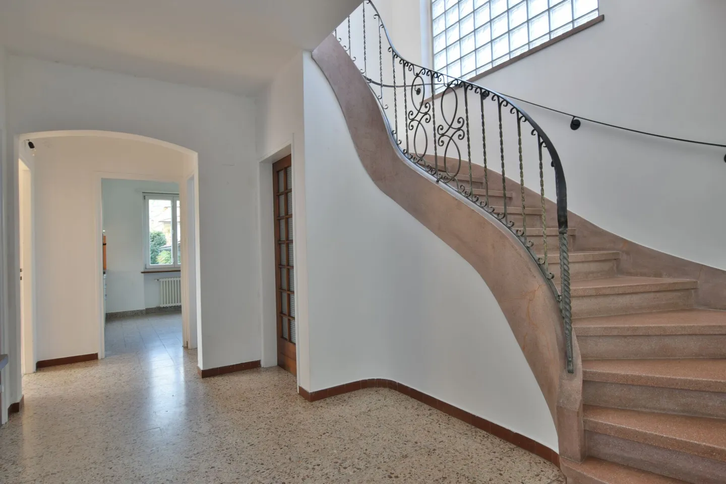 Casa unifamiliare con giardino - Foto 3 di 10