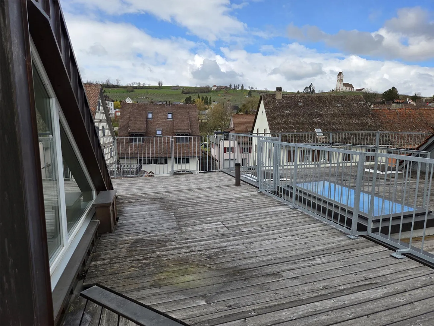 Charmante appartement de toit 3 1/2 pièces avec terrasse au cœur de Hallau - Photo 2 sur 9