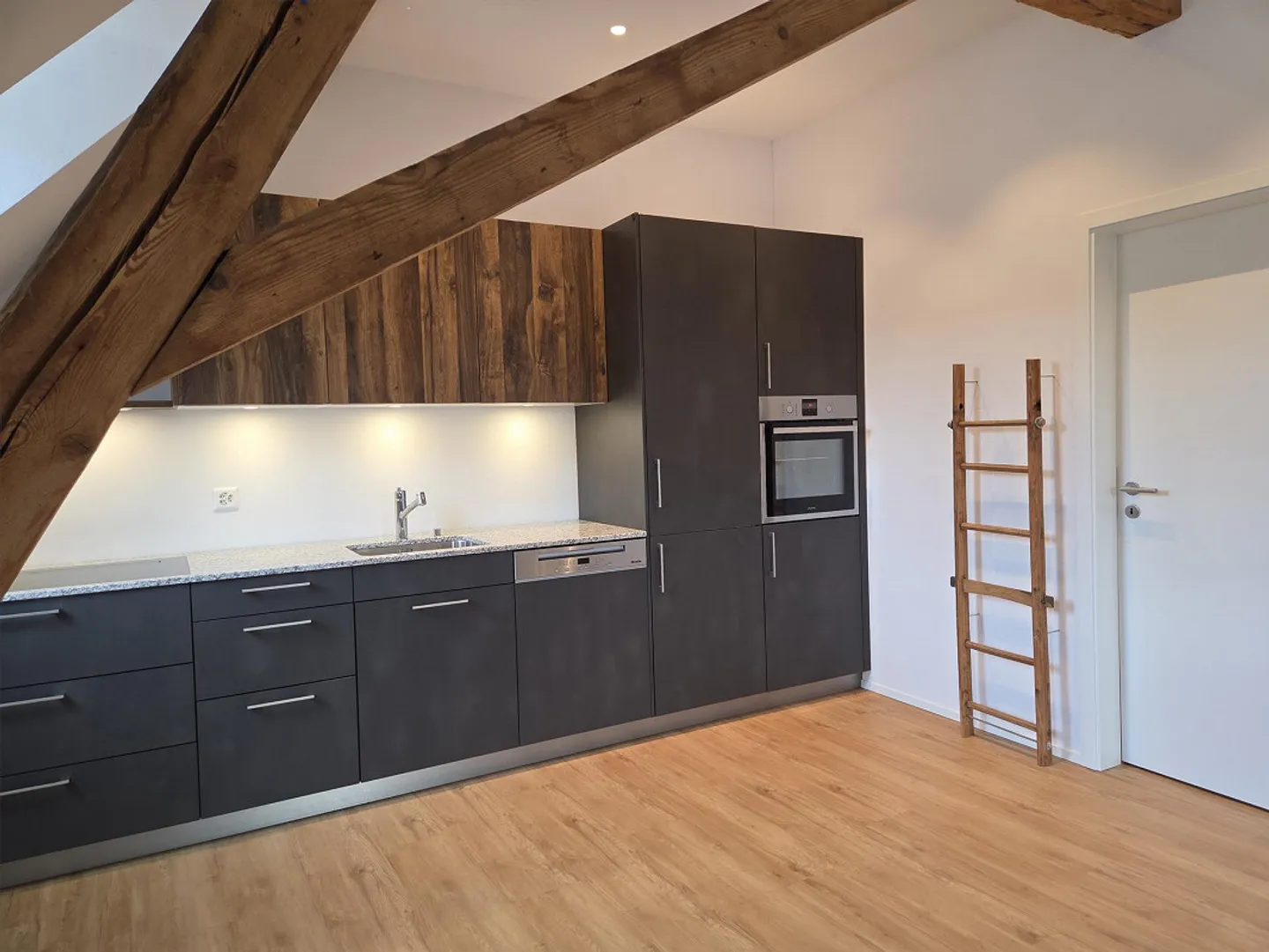 Charmante appartement de toit 3 1/2 pièces avec terrasse au cœur de Hallau - Photo 3 sur 9