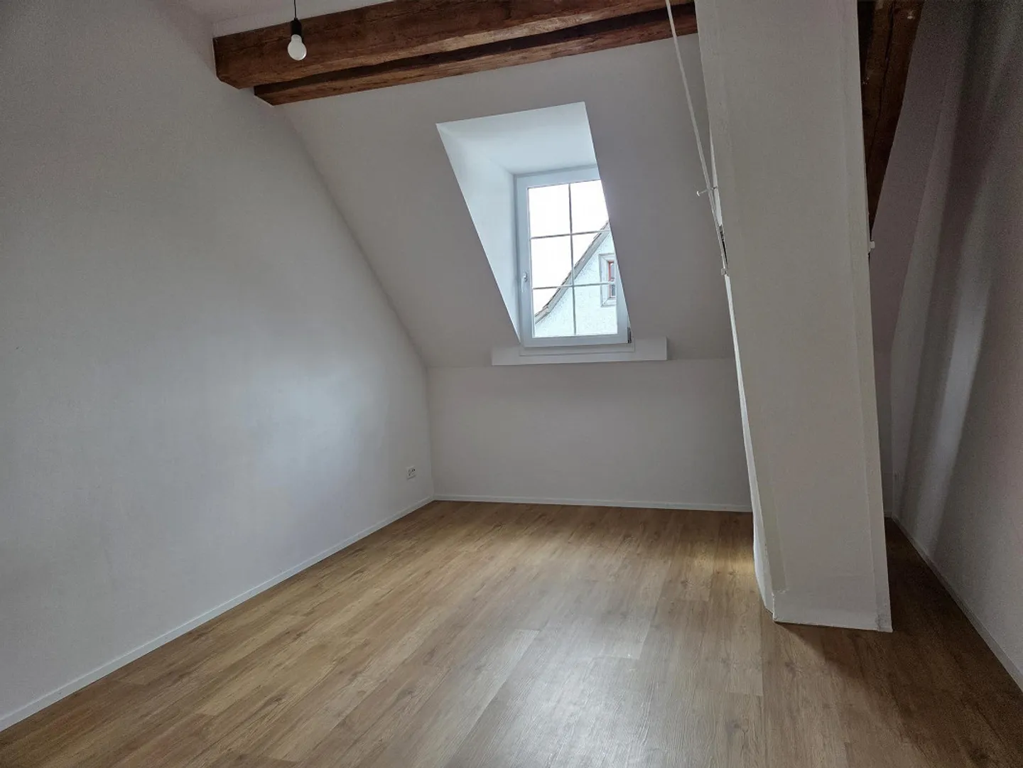 Charmante appartement de toit 3 1/2 pièces avec terrasse au cœur de Hallau - Photo 4 sur 9