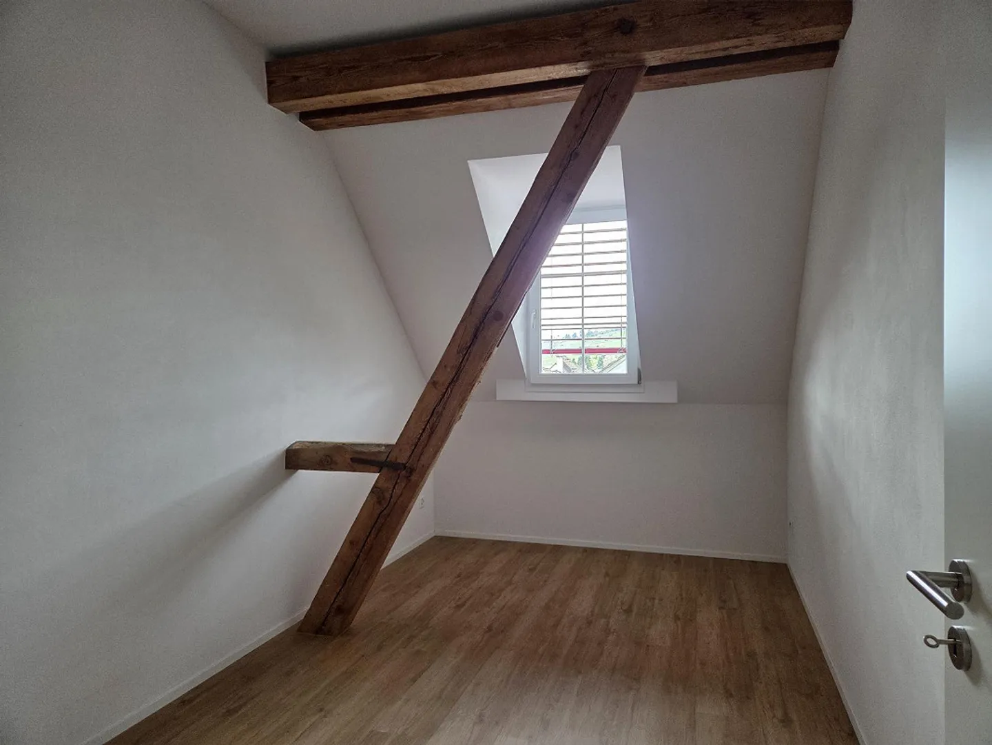 Charmante appartement de toit 3 1/2 pièces avec terrasse au cœur de Hallau - Photo 5 sur 9