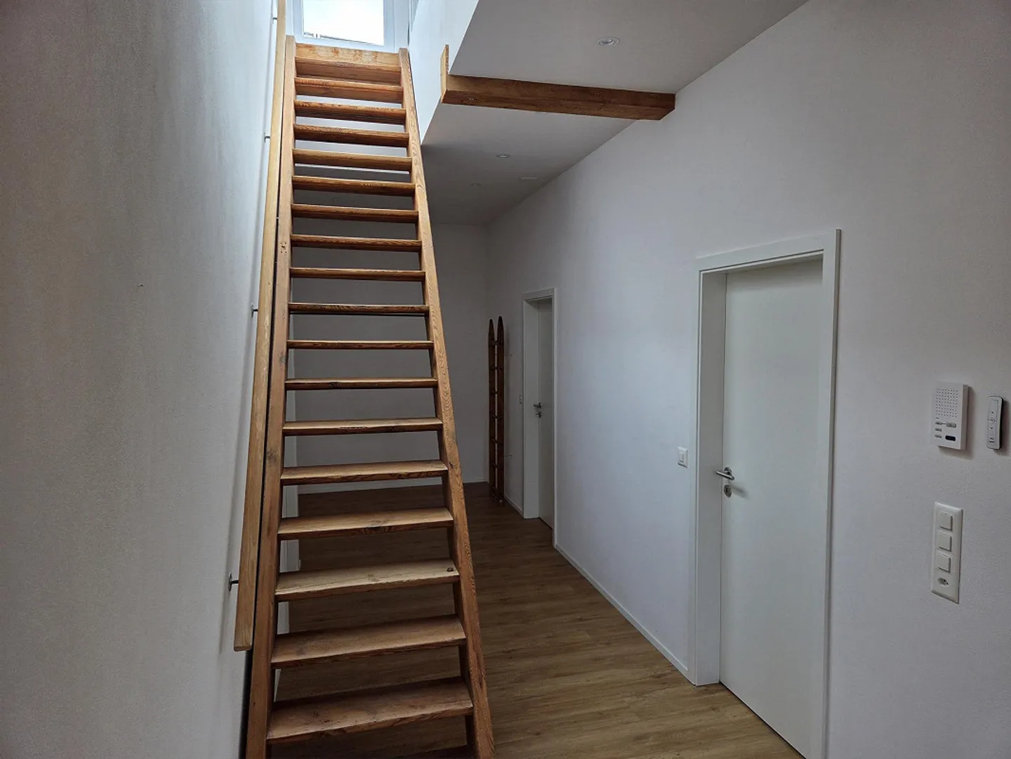 Charmante appartement de toit 3 1/2 pièces avec terrasse au cœur de Hallau - Photo 6 sur 9