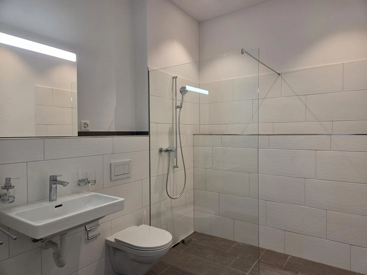 Charmante appartement de toit 3 1/2 pièces avec terrasse au cœur de Hallau - Photo 8 sur 9