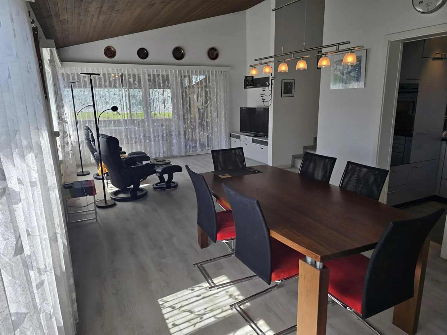 Well-maintained 5.5-room single-family house quietly located at the vineyard - Photo 3 of 9