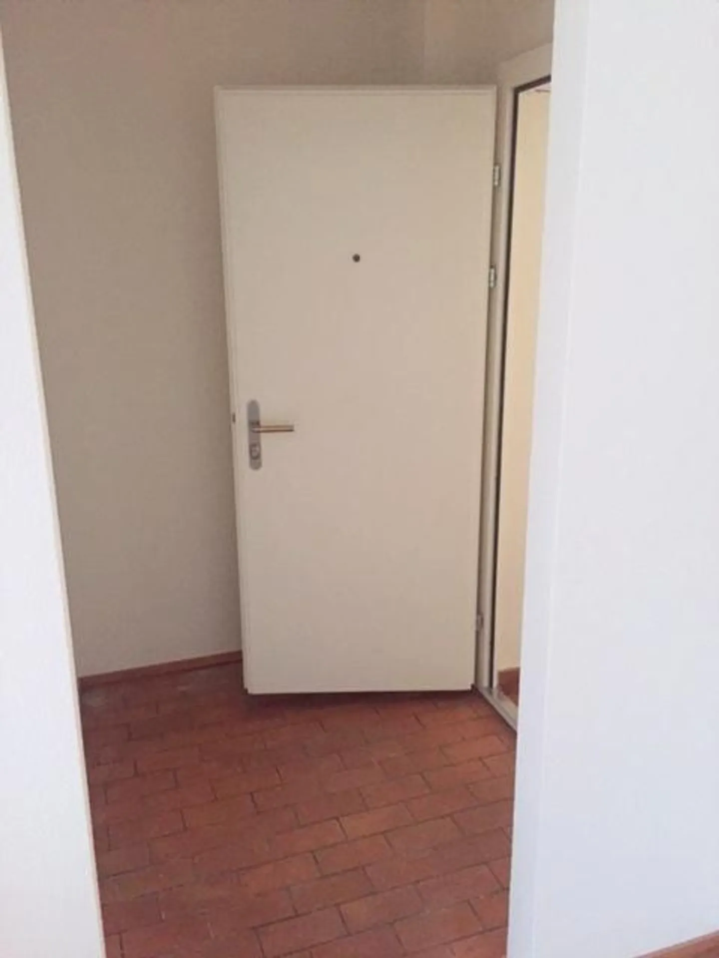 moderno piccolo appartamento in una posizione centrale - Foto 2 di 6