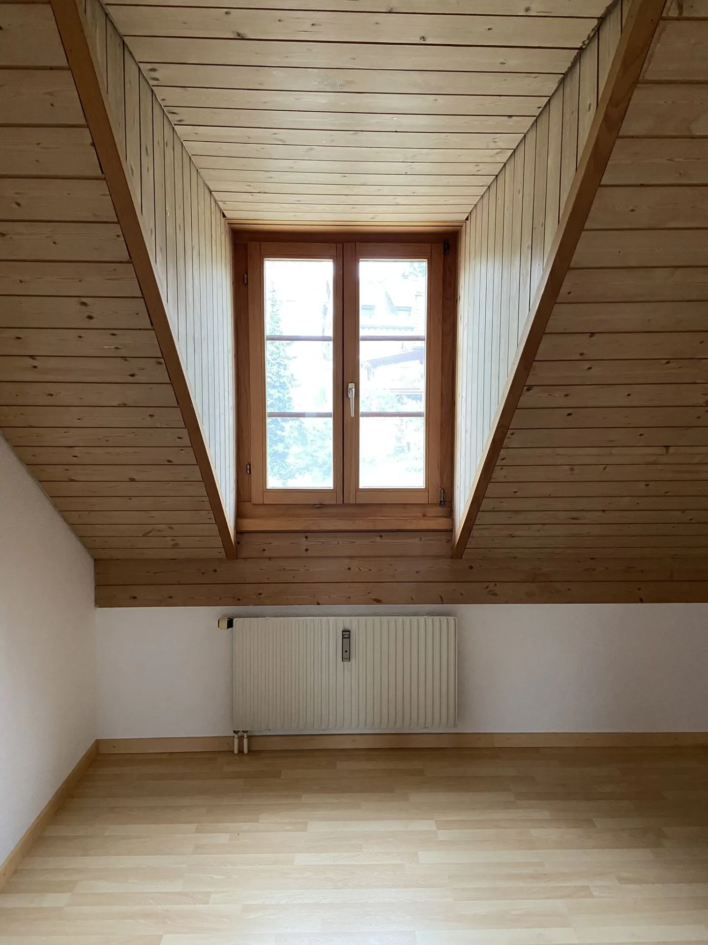 Stilvolle Dachwohnung mit Balkon und grosser Galerie! - Foto 4 von 9