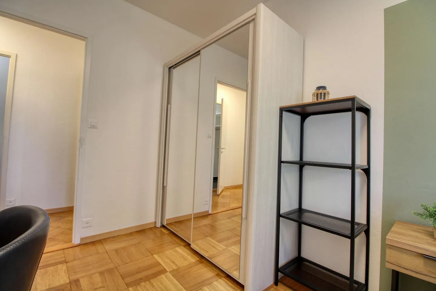 Room - Photo 2 of 25