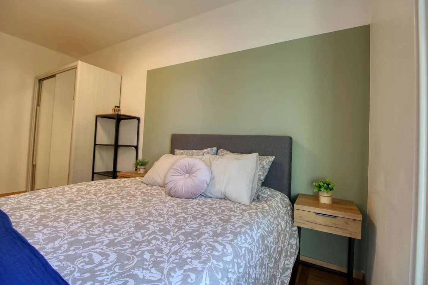 Room - Photo 3 of 25