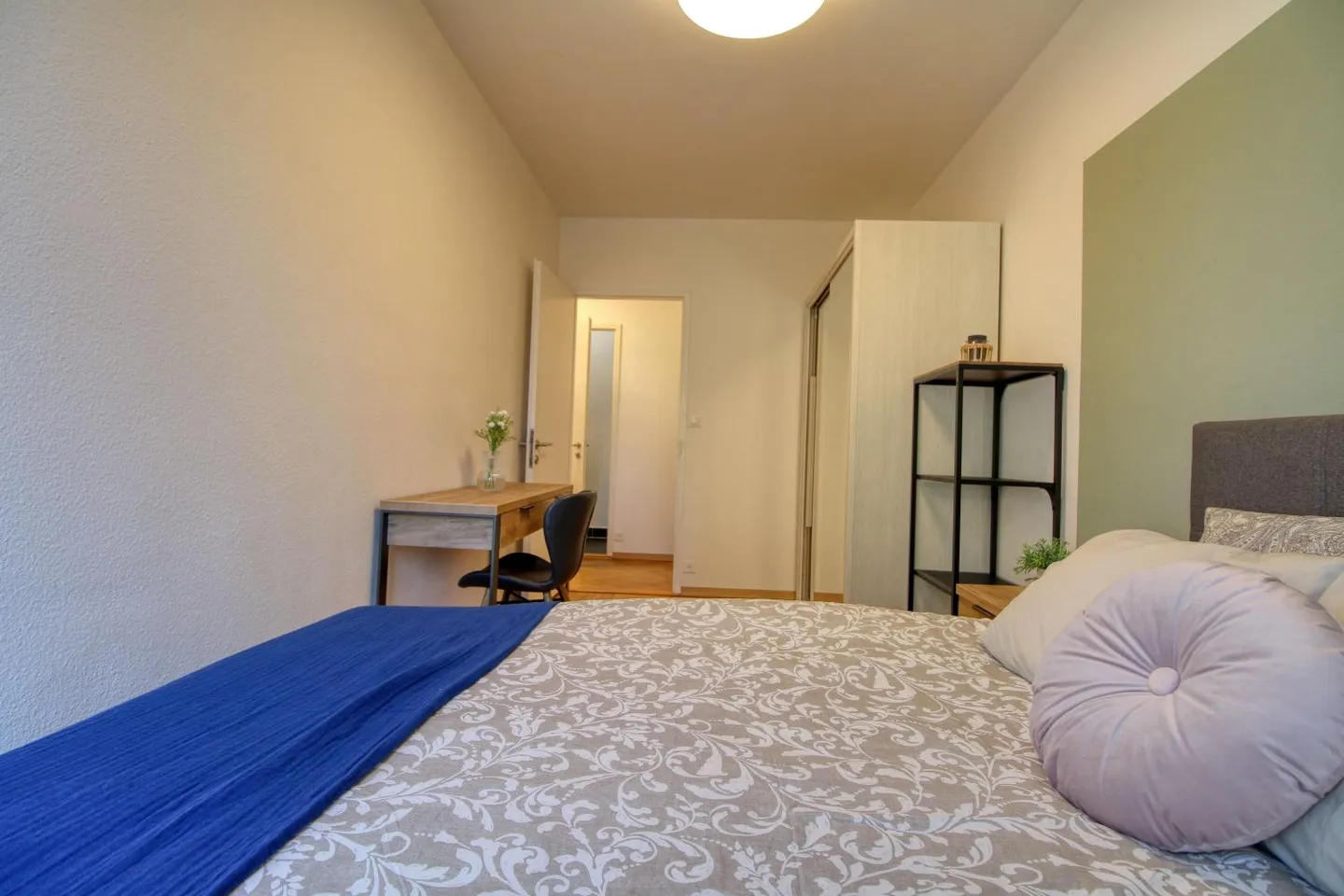 Room - Photo 4 of 25