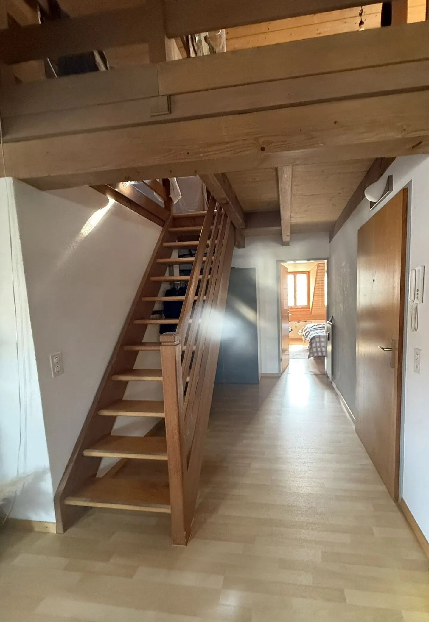 Stilvolle Dachwohnung mit Balkon und grosser Galerie! - Foto 6 von 9