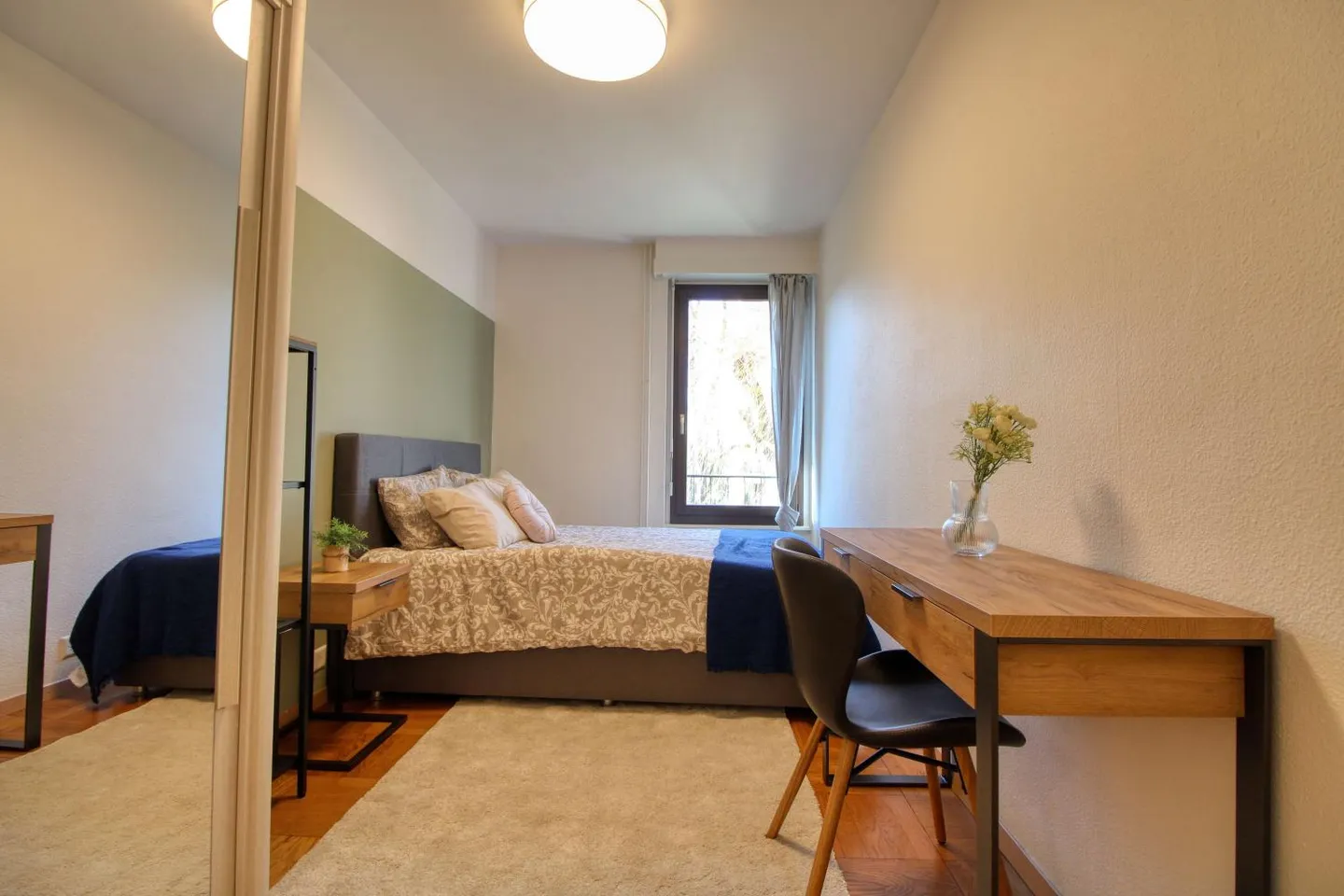 Room - Photo 6 of 25