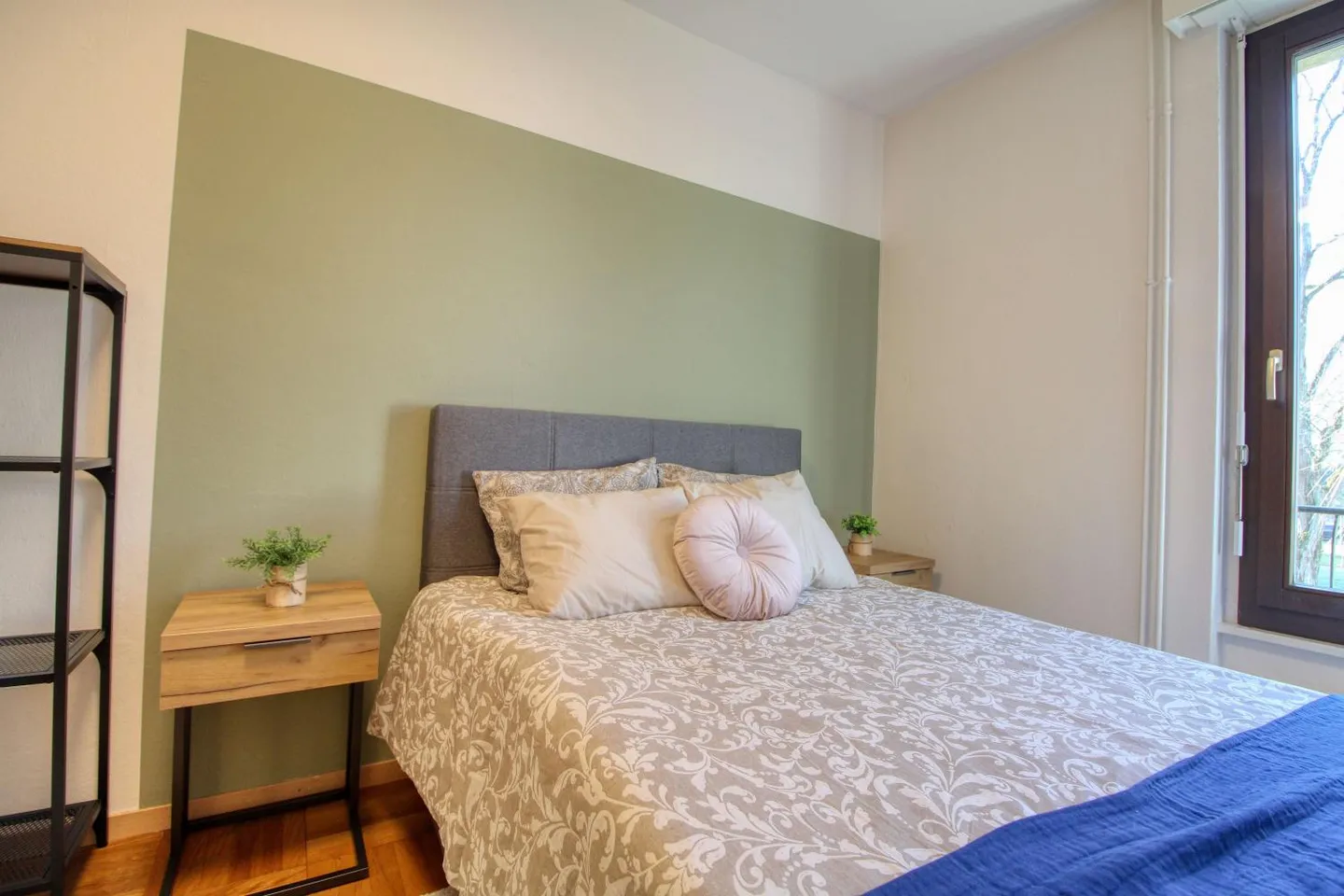 Room - Photo 7 of 25