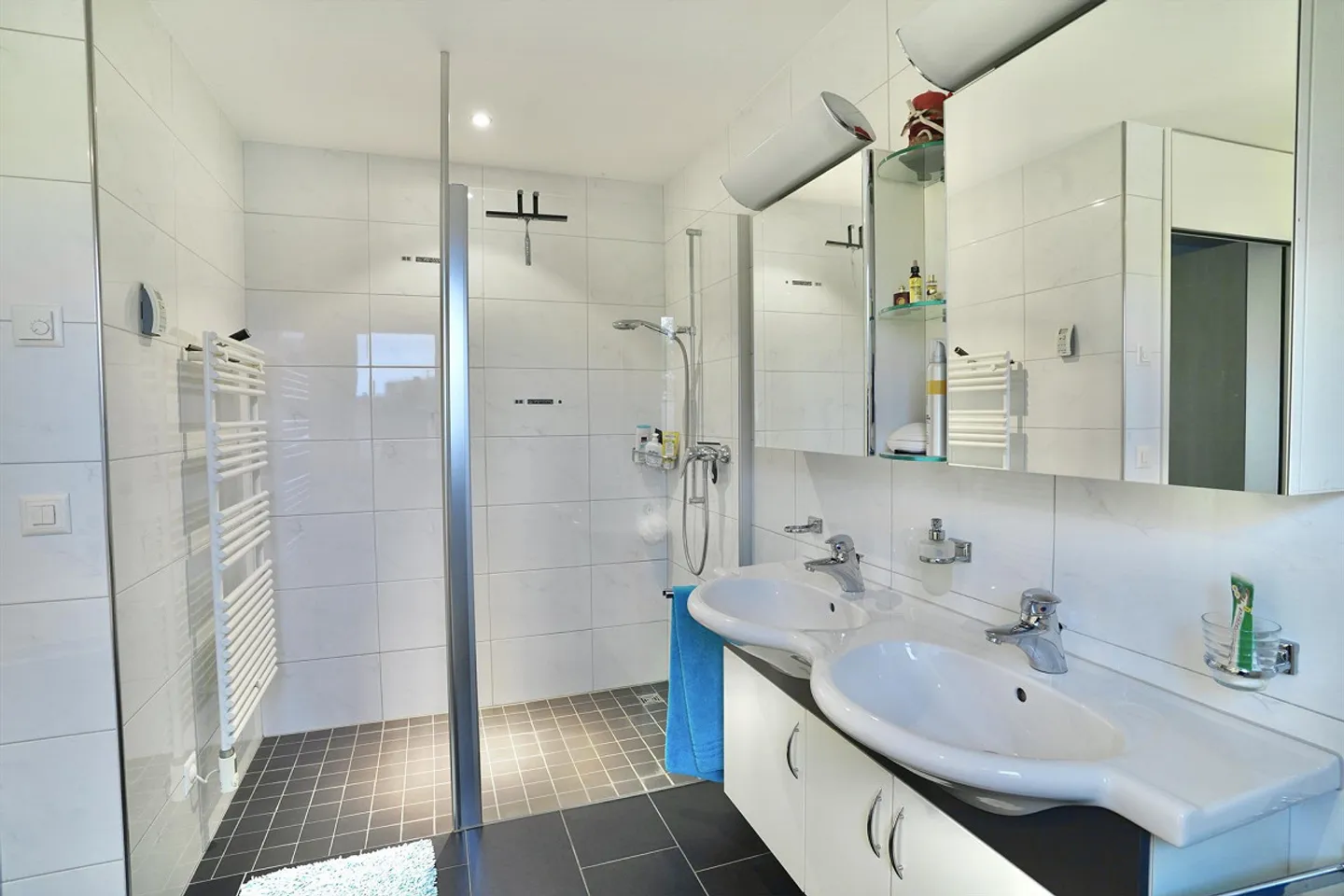 Appartement lumineux et moderne de 3 1/2 (4 1/2) pièces avec parking souterrain à vendre - Photo 9 sur 15