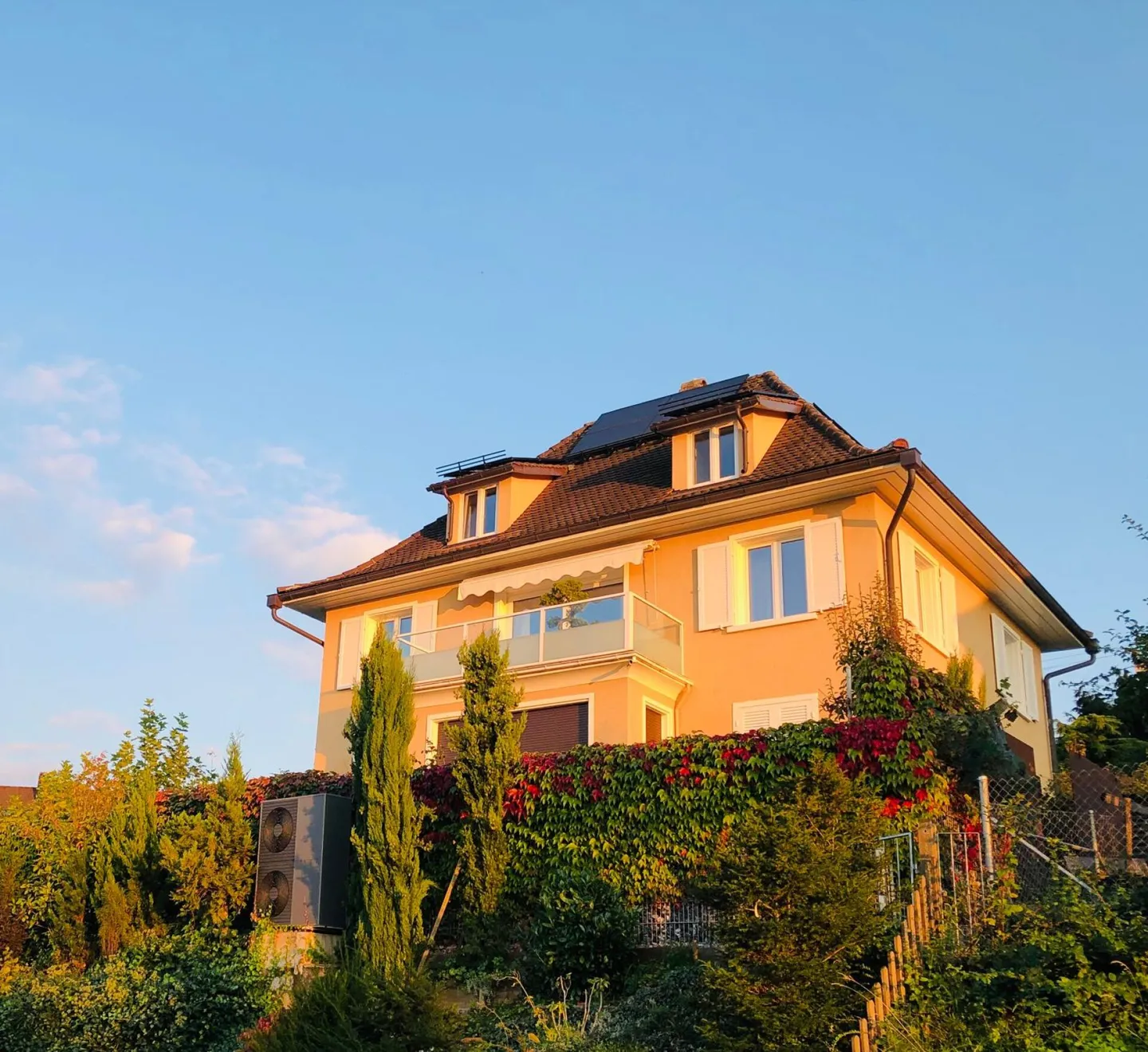 Casa multigenerazionale elegante con vista lago non ostacolata, 3 bagni e garage - Foto 1 di 39