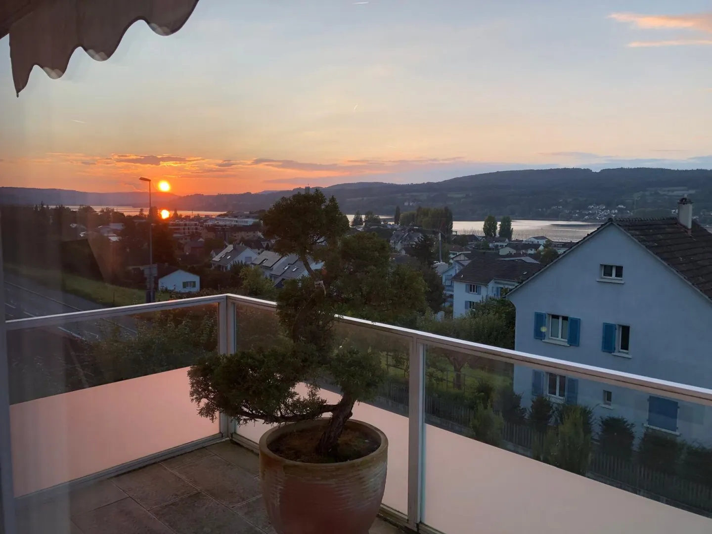 Casa multigenerazionale elegante con vista lago non ostacolata, 3 bagni e garage - Foto 2 di 39