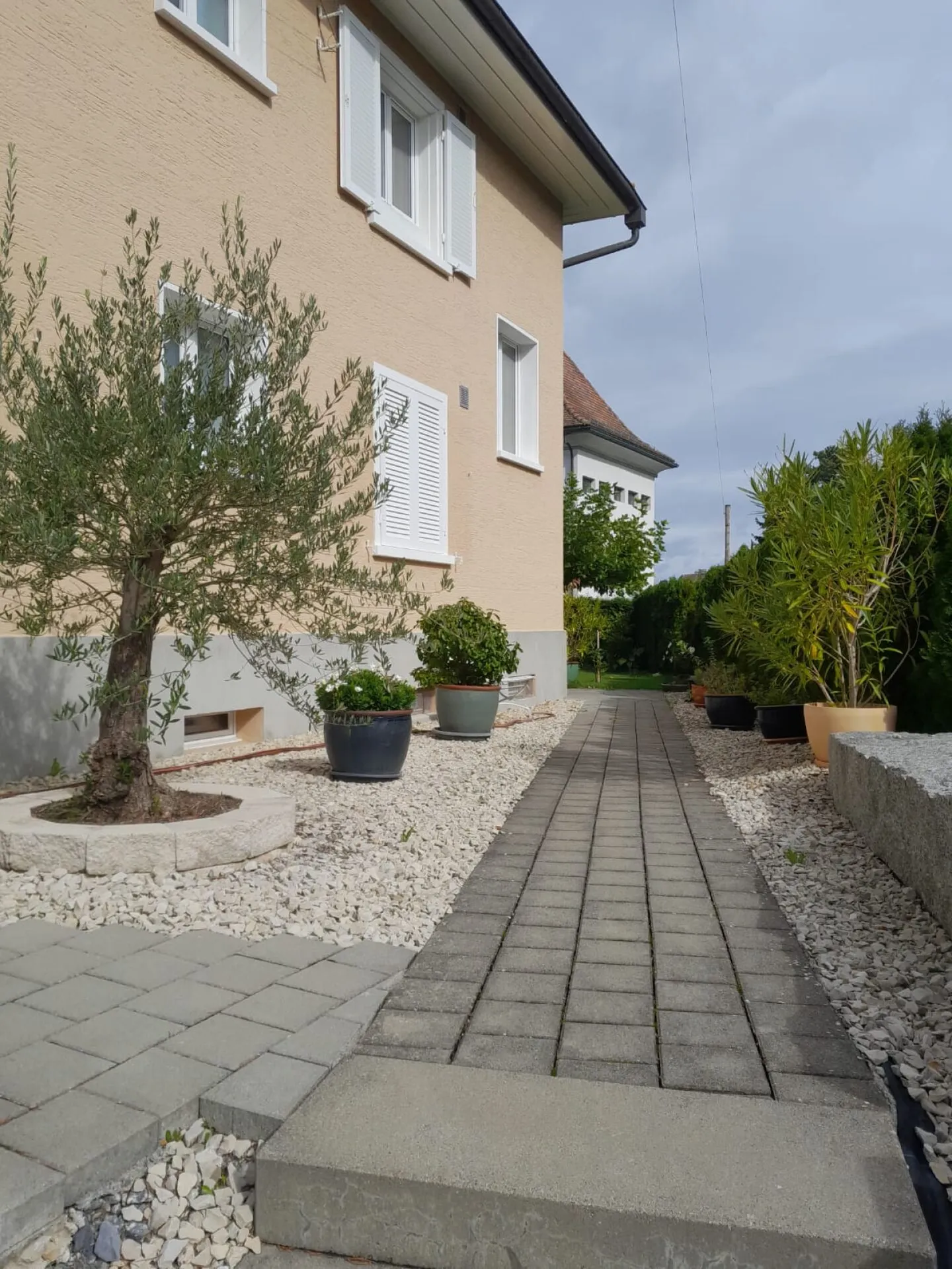 Casa multigenerazionale elegante con vista lago non ostacolata, 3 bagni e garage - Foto 5 di 39