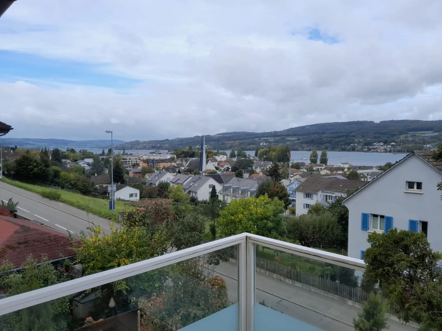 Casa multigenerazionale elegante con vista lago non ostacolata, 3 bagni e garage - Foto 11 di 39