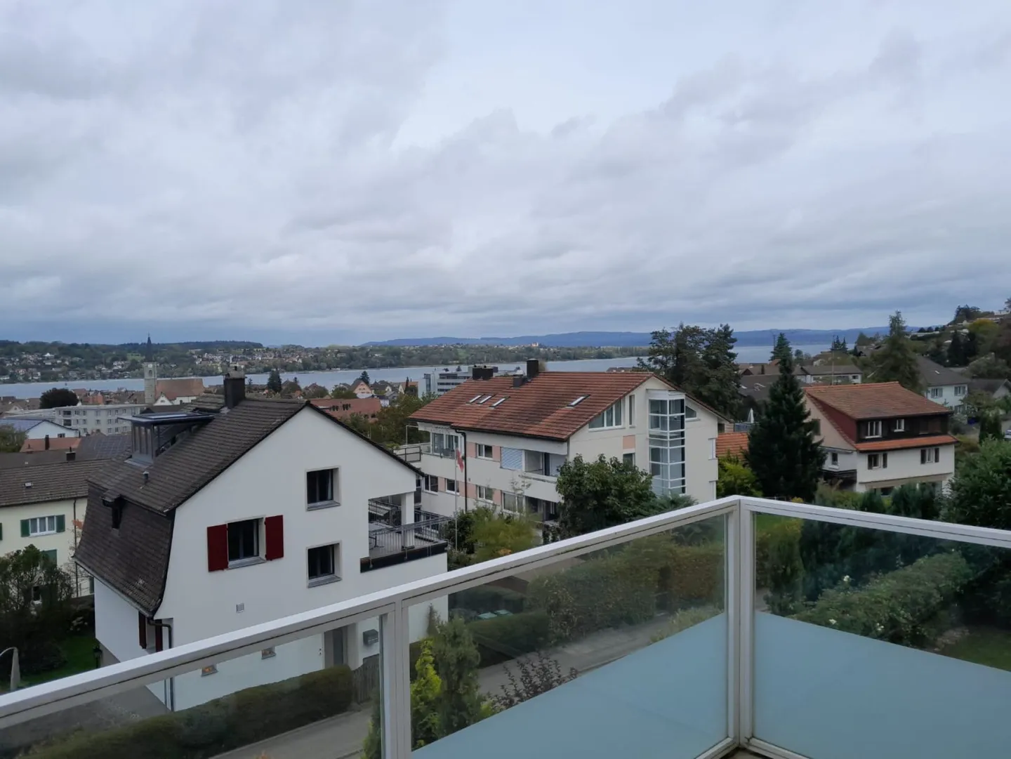Casa multigenerazionale elegante con vista lago non ostacolata, 3 bagni e garage - Foto 12 di 39