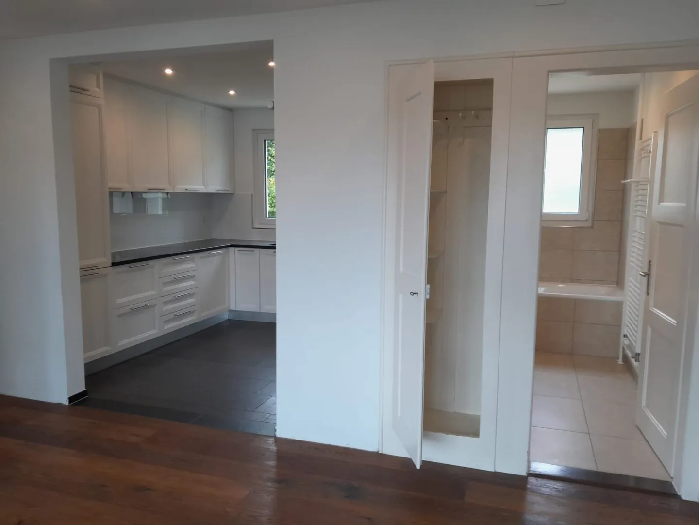 Casa multigenerazionale elegante con vista lago non ostacolata, 3 bagni e garage - Foto 29 di 39