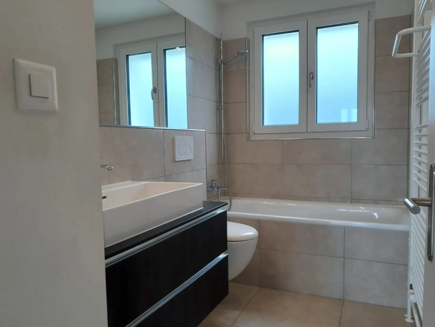 Casa multigenerazionale elegante con vista lago non ostacolata, 3 bagni e garage - Foto 31 di 39