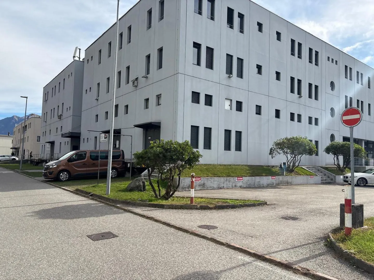 Warehouse used as a garage in a very central location - Photo 12 of 15