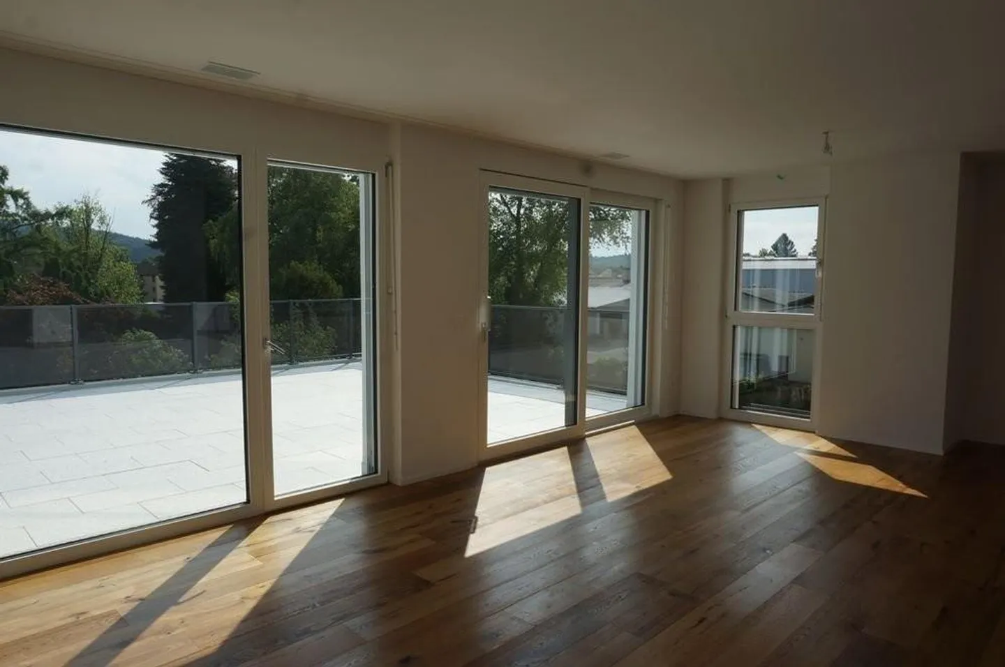 Light-flooded penthouse apartment with stunning views - Photo 3 of 8