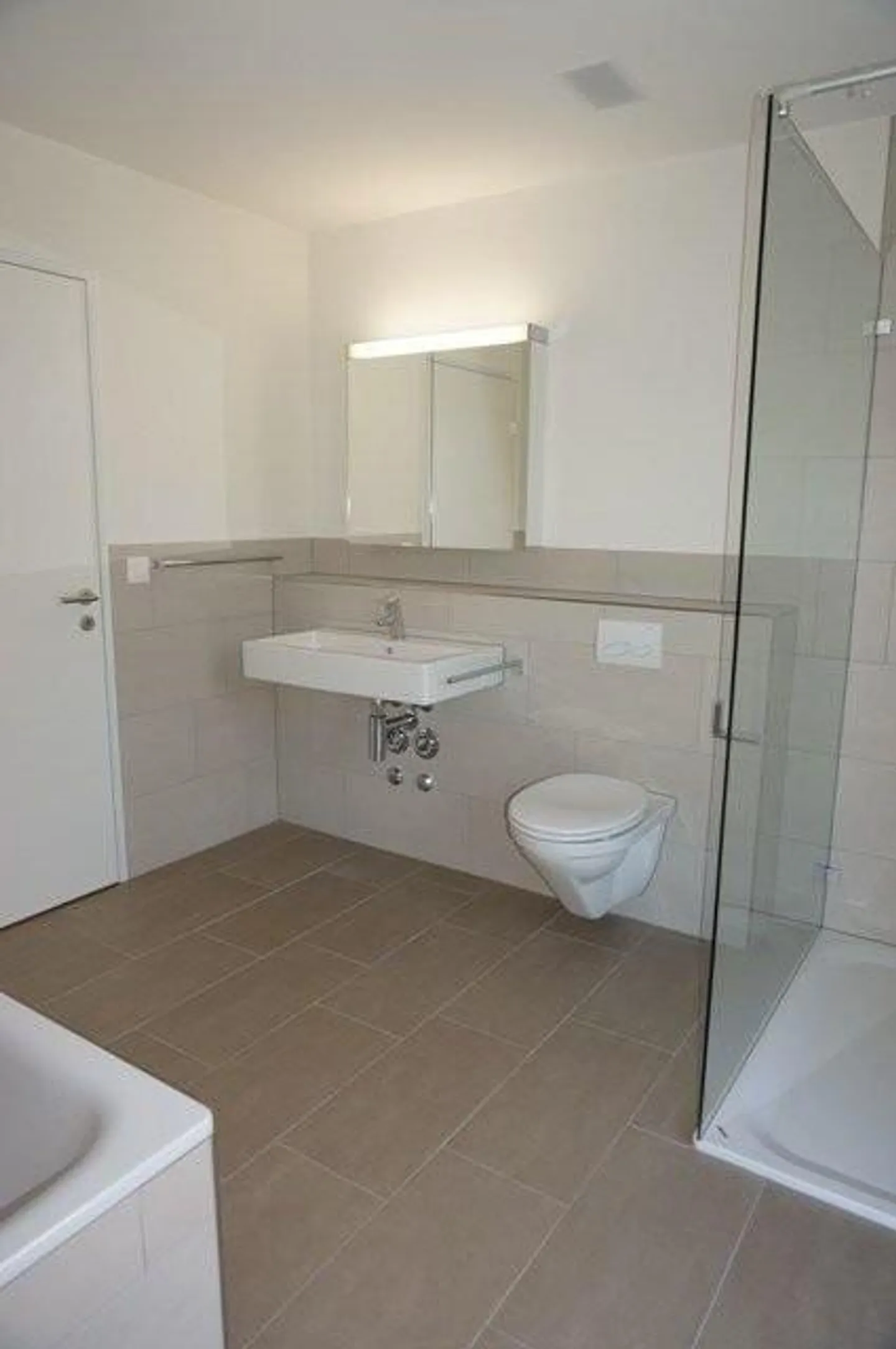 Light-flooded penthouse apartment with stunning views - Photo 4 of 8