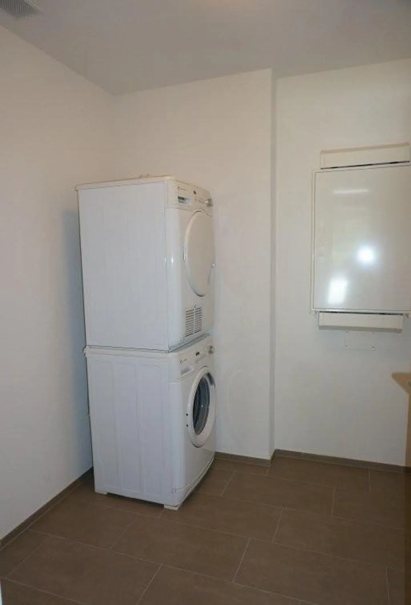 Light-flooded penthouse apartment with stunning views - Photo 6 of 8