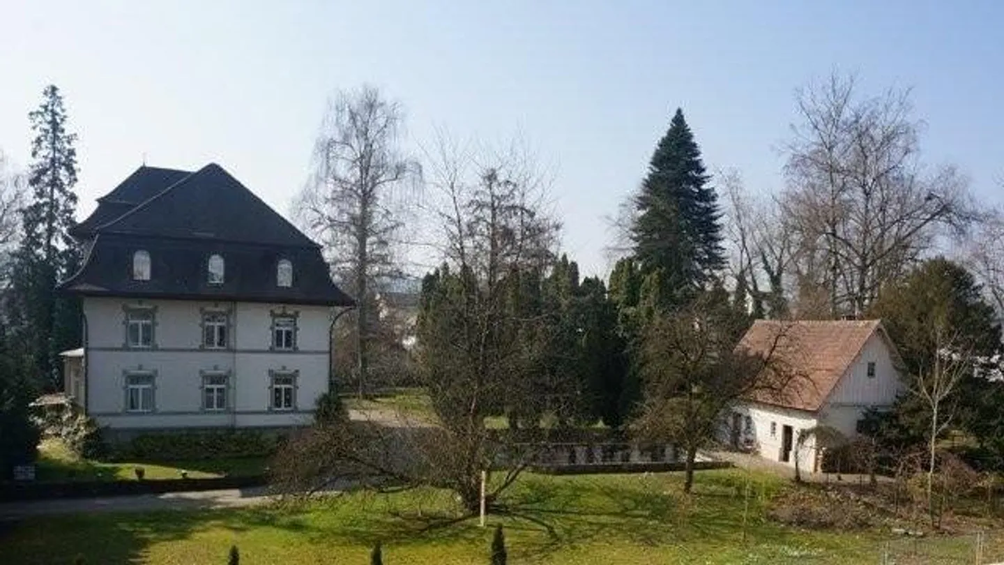 Light-flooded penthouse apartment with stunning views - Photo 8 of 8