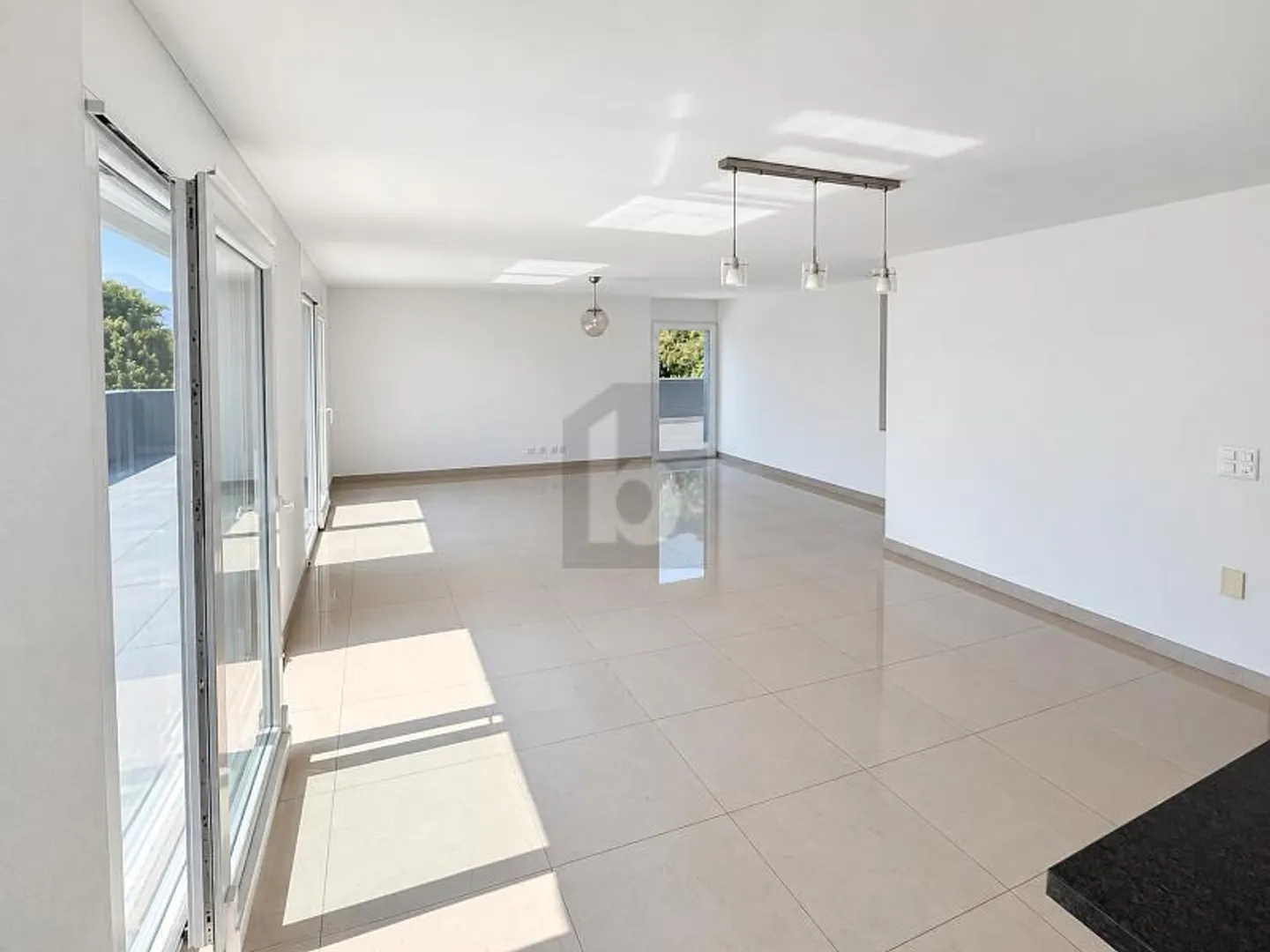 Attique lumineux avec grande terrasse - Photo 2 sur 6
