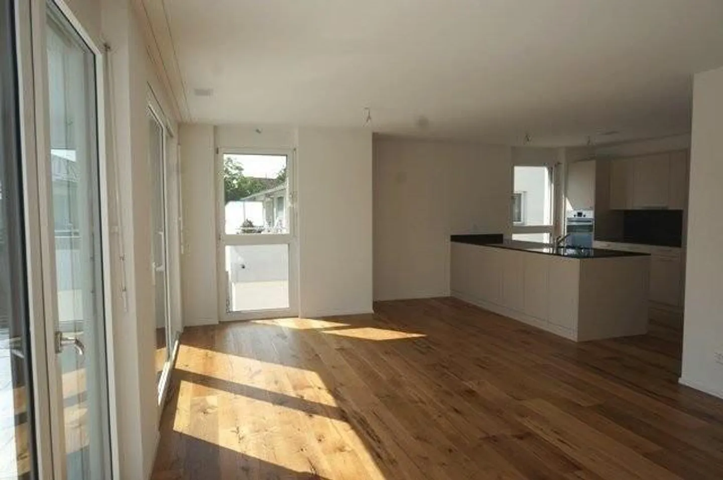 Light-flooded penthouse apartment with stunning views - Photo 2 of 8